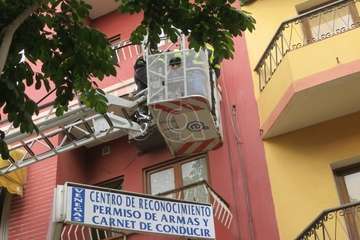 Intervención de los bomberos en el número 40 de la Avenida de la Constitución en Los Llanos de Telde/TA.